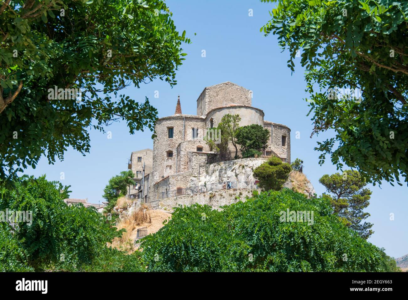 Vista sulla chiesa di Santa Maria di Loreto a Petralia Soprana, Palermo, Sicilia, Italia. Petralia Soprana nel Parco delle Madonie, eletto miglior villaggio Foto Stock