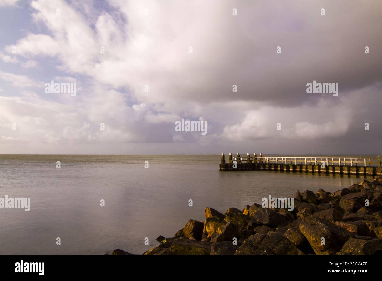 Afsluitdijk, una diga che separa il Mare del Nord dal lago Ijsselmeer. Vista dal ponte a Breezanddijk, un'isola artificiale creata dalla costruzione del Foto Stock