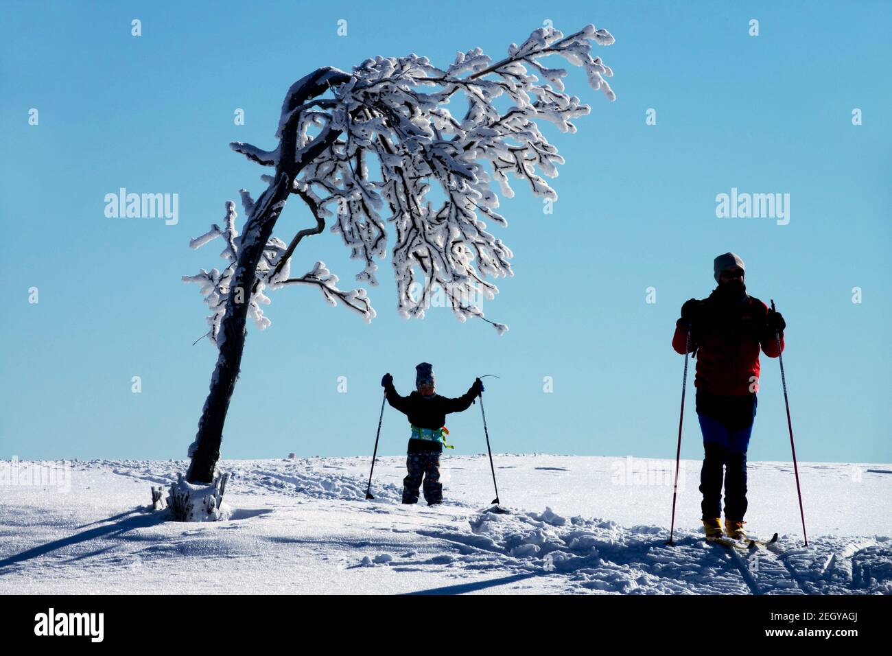 Padre e figlio silhouette scena invernale Foto Stock