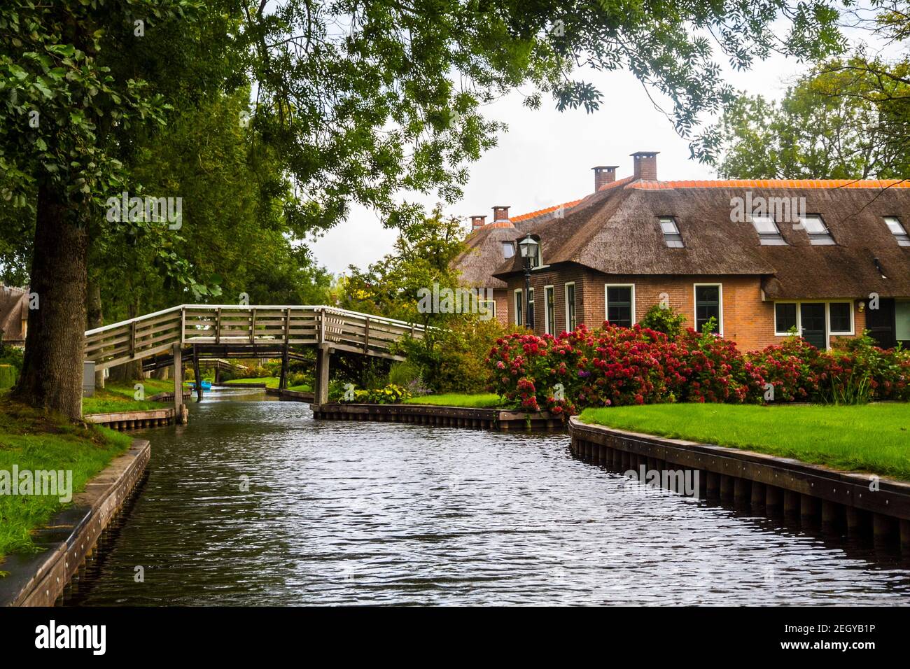 Giethoorn è un comune italiano di 1.633 abitanti della provincia di  Overijssel, in Olanda. Si trova nel comune di Steenwijkerland, a circa 5 km  a sud-ovest di Steenwijk Foto stock - Alamy