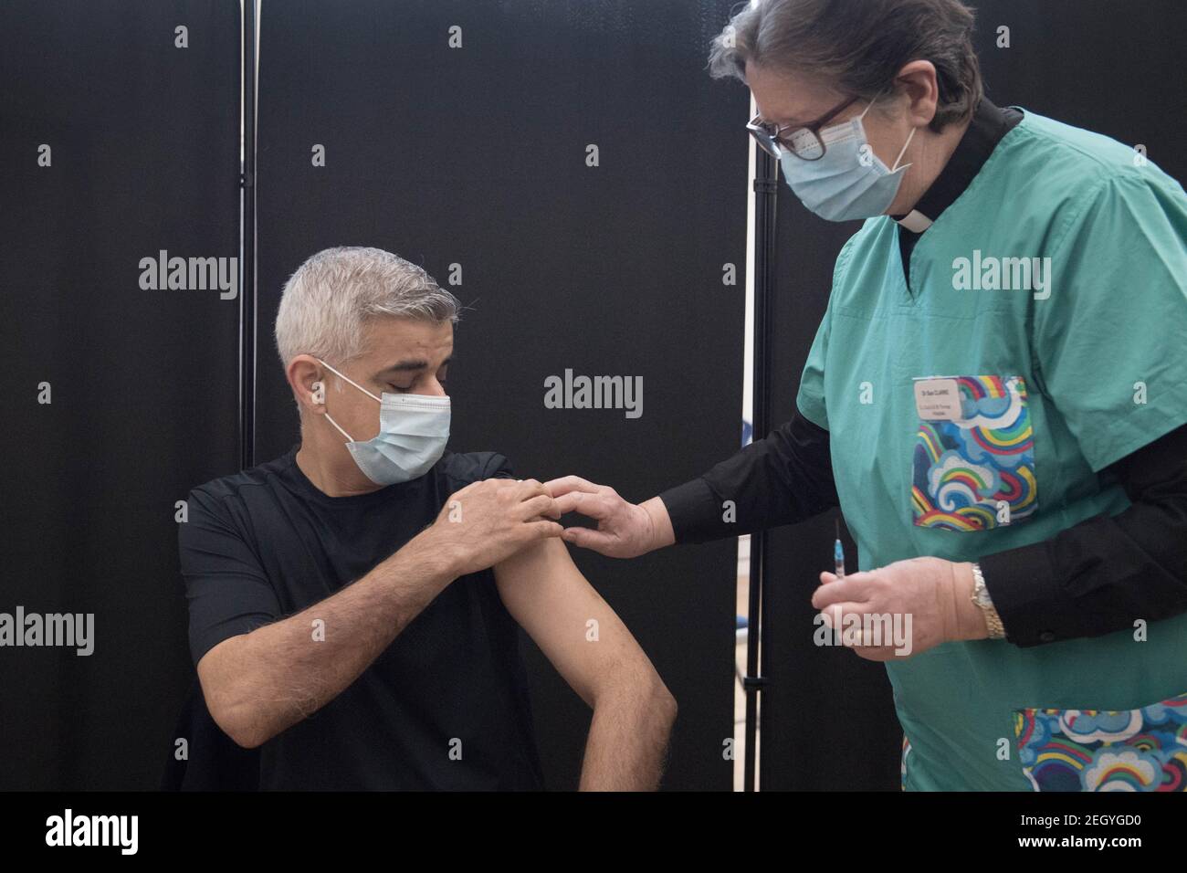 Il sindaco di Londra Sadiq Khan riceve la sua prima dose del vaccino Pfizer dal Dr. Sue Clarke presso una clinica di vaccinazione COVID-19 presso la chiesa Battista di Mitcham Lane, a sud di Londra. Data immagine: Venerdì 19 febbraio 2021. Foto Stock