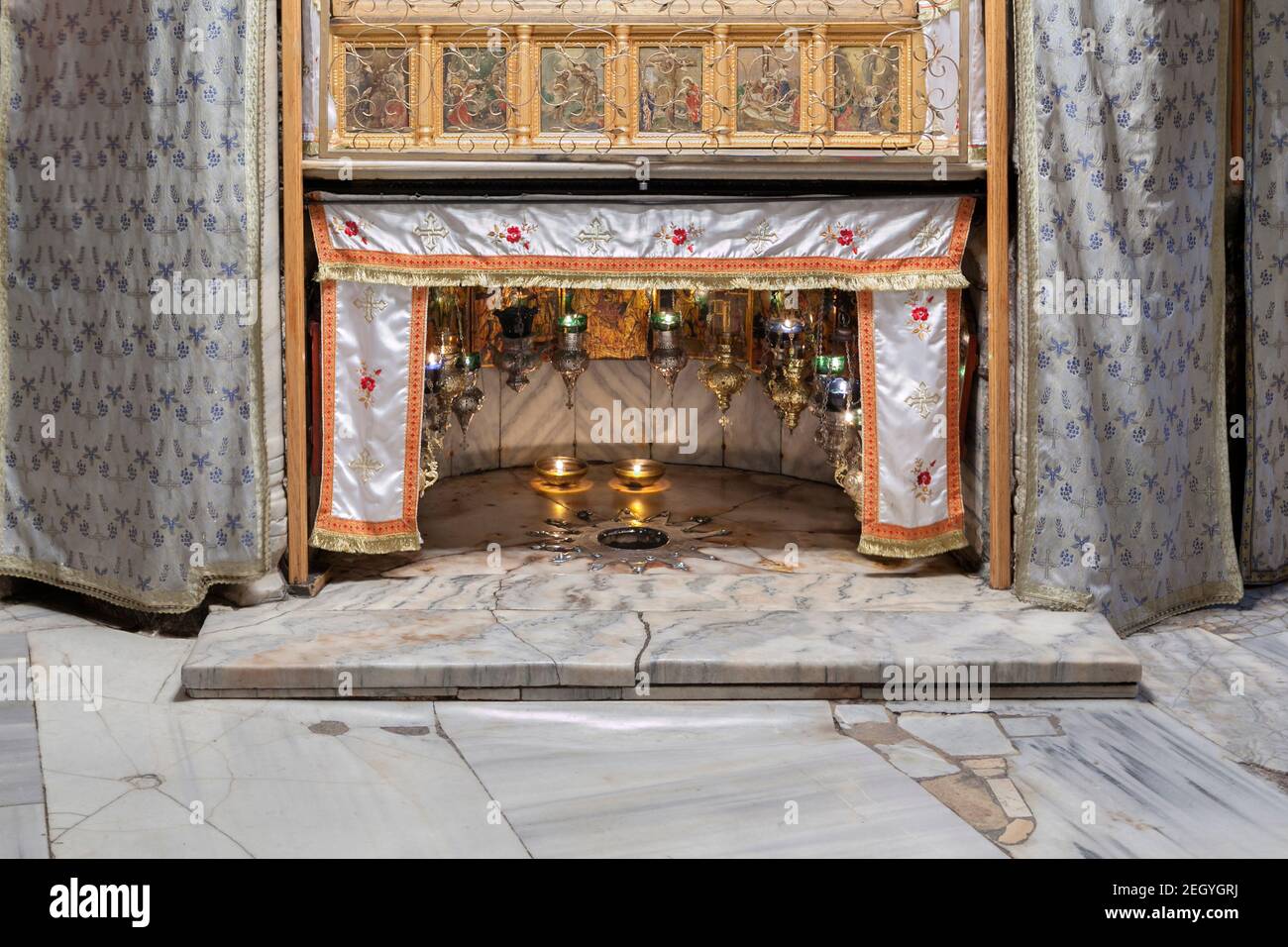 Chiesa della natività, la stella che indica il luogo in cui nacque Gesù Cristo, Betlemme, Palestina Foto Stock