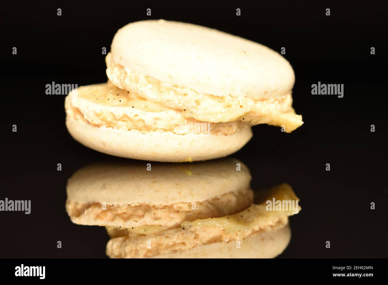 Un macaron intero dolce aromatico su sfondo bianco. Foto Stock