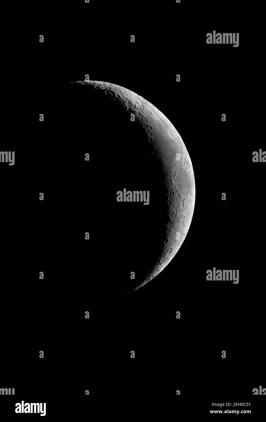 Crescent Moon con dettaglio cratere. Foto Stock