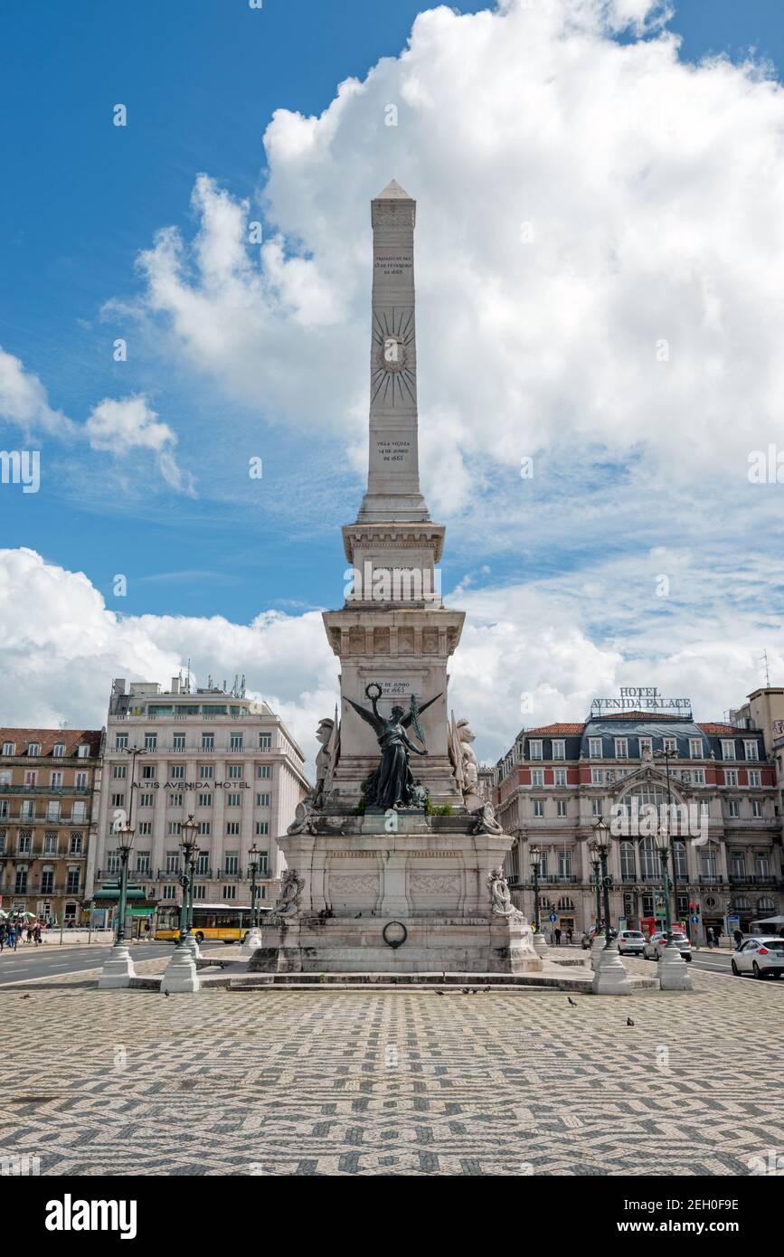 LISBONA, PORTOGALLO - 14 APRILE 2016: Obelisco a Lisbona durante la giornata di sole sulla piazza della Restaurazione in onore dell'indipendenza portoghese dalla Spagna nel 1640 in Foto Stock