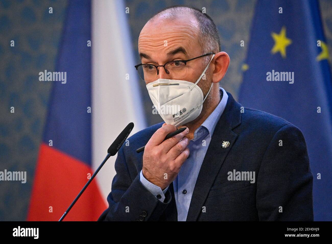 Praga, Repubblica Ceca. 19 Feb 2021. Il Ministro della Sanità ceco Jan Blatny, indossando una maschera facciale per prevenire la diffusione del coronavirus, parla ai giornalisti durante la conferenza stampa dopo l'incontro del governo a Praga, Repubblica Ceca, 19 febbraio 2021. Il Ministero della Sanità ceco ordinerà l'uso di respiratori, nano maschere o due maschere chirurgiche in negozi, trasporti pubblici e altri luoghi pubblici con un'alta concentrazione di persone lunedì 22 febbraio. Varie maschere tessili fatte in casa non possono più essere considerate una protezione significativa. Credit: Vit Simanek/CTK Photo/Alamy Live Foto Stock