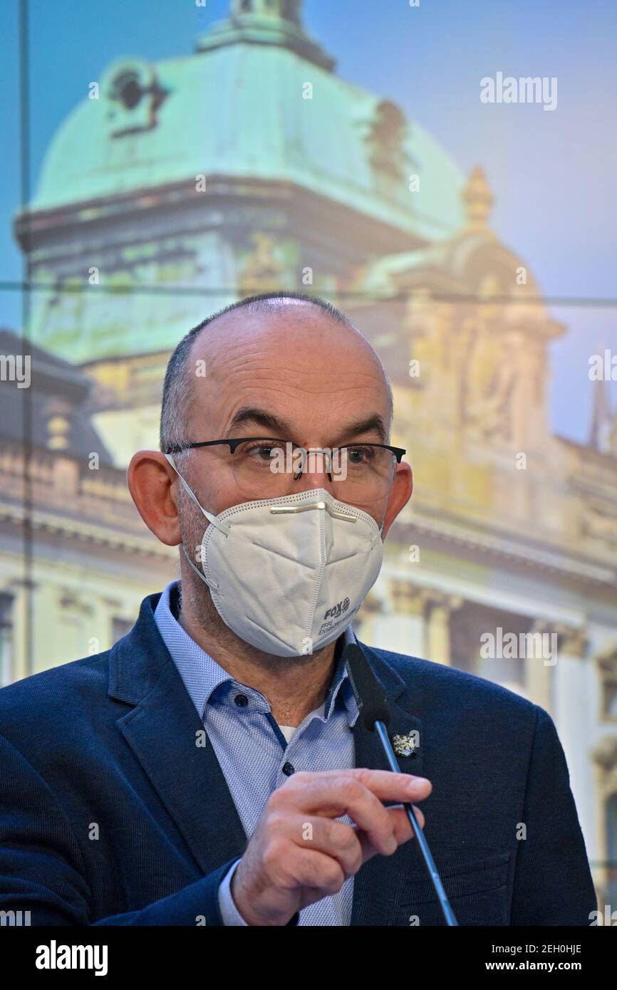 Praga, Repubblica Ceca. 19 Feb 2021. Il Ministro della Sanità ceco Jan Blatny, indossando una maschera facciale per prevenire la diffusione del coronavirus, parla ai giornalisti durante la conferenza stampa dopo l'incontro del governo a Praga, Repubblica Ceca, 19 febbraio 2021. Il Ministero della Sanità ceco ordinerà l'uso di respiratori, nano maschere o due maschere chirurgiche in negozi, trasporti pubblici e altri luoghi pubblici con un'alta concentrazione di persone lunedì 22 febbraio. Varie maschere tessili fatte in casa non possono più essere considerate una protezione significativa. Credit: Vit Simanek/CTK Photo/Alamy Live Foto Stock