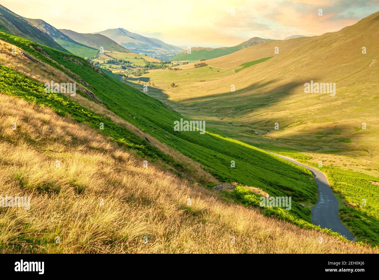 Newland Pass Road vicino a Buttermere presso l'English Lake District al crepuscolo, Inghilterra nord-occidentale, Regno Unito Foto Stock