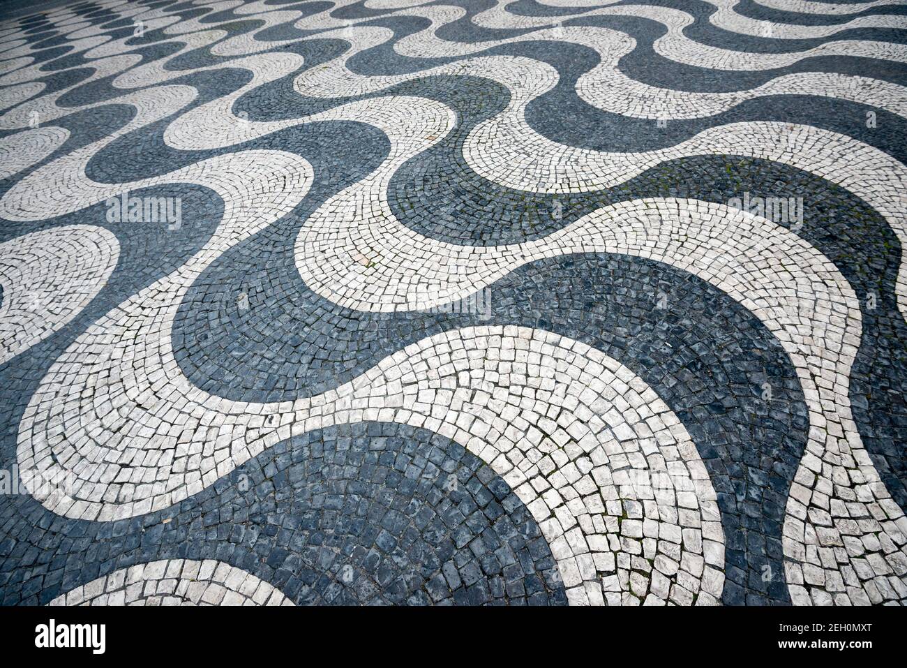 Tradizionale schema a onde acciottolate di Lisbona Foto Stock