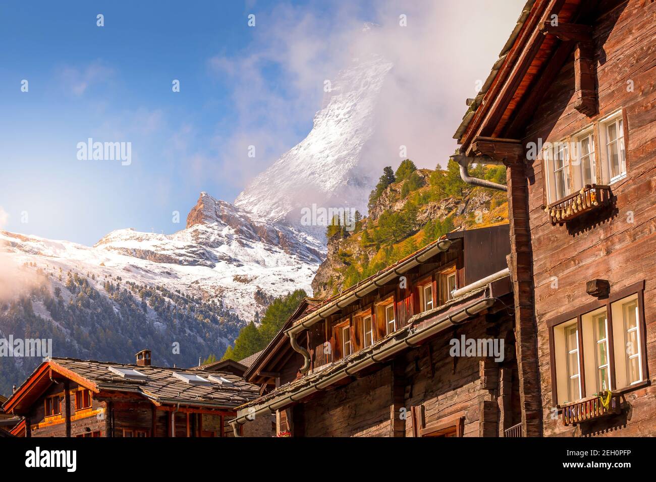 Cervino Snow mount close-up e Zermatt case alpine, Svizzera, Alpi Svizzere Foto Stock