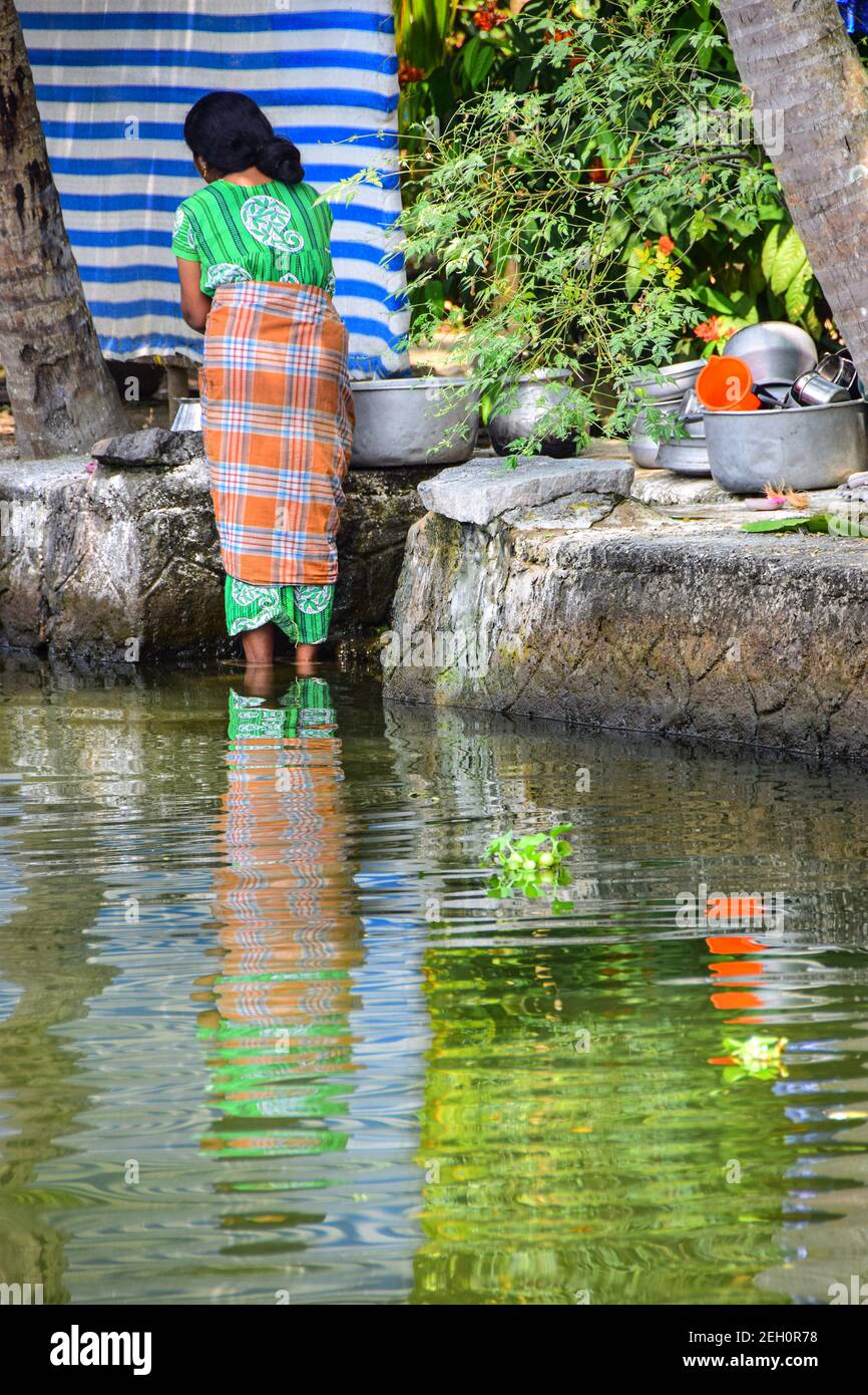 Lavaggio lavanderia, Kerala Backwaters, Kerala, India Foto Stock