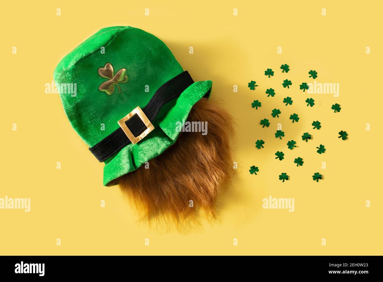 Cappello e trifogli di San Patrizio su sfondo giallo Foto Stock