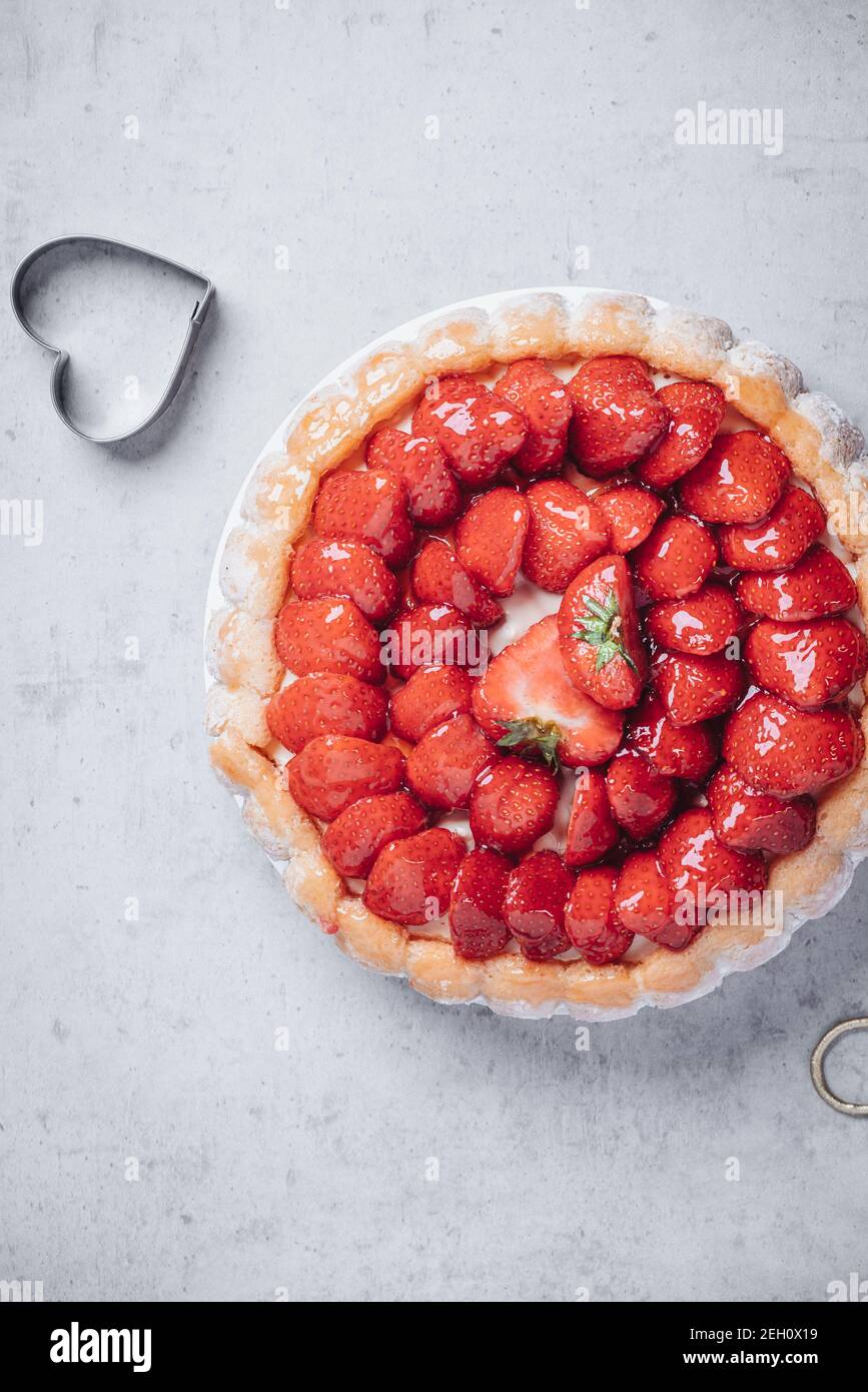 Deliziosa Torta Charlotte Fresca Con Fragole E Biscotti Savoiardi Foto Stock Alamy