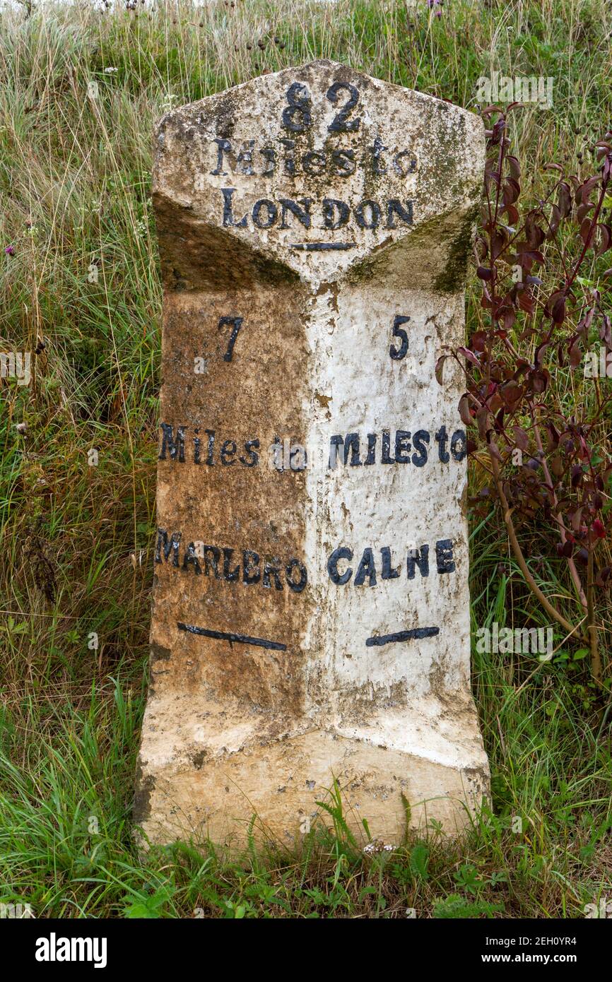 A distanza da London Marker in Avebury, Wiltshire, Inghilterra. Foto Stock