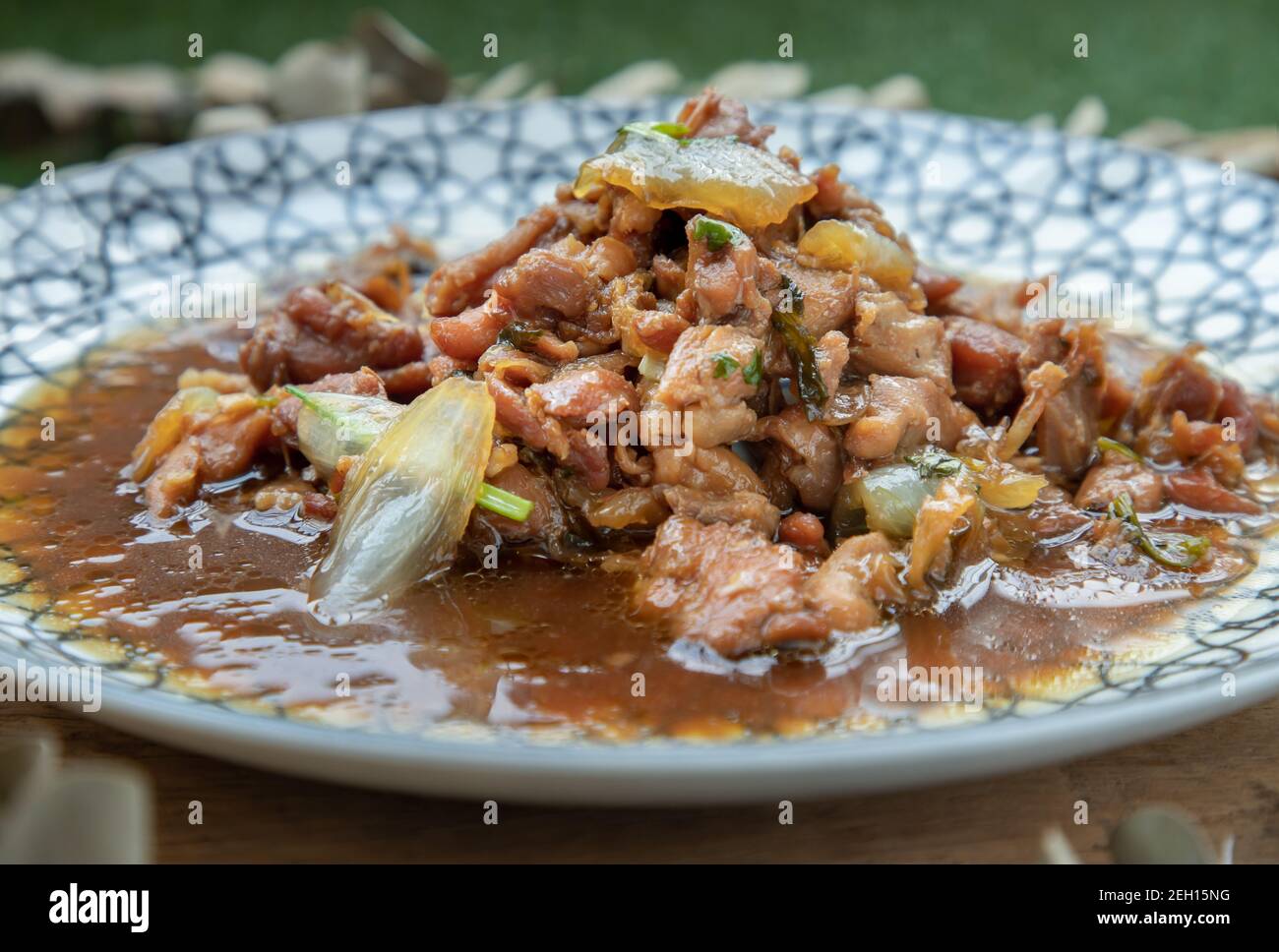 Mescolare il pollo fritto con la salsa di ostriche in un piatto di  ceramica. Cibo tailandese delizioso e famoso. Messa a fuoco selettiva Foto  stock - Alamy