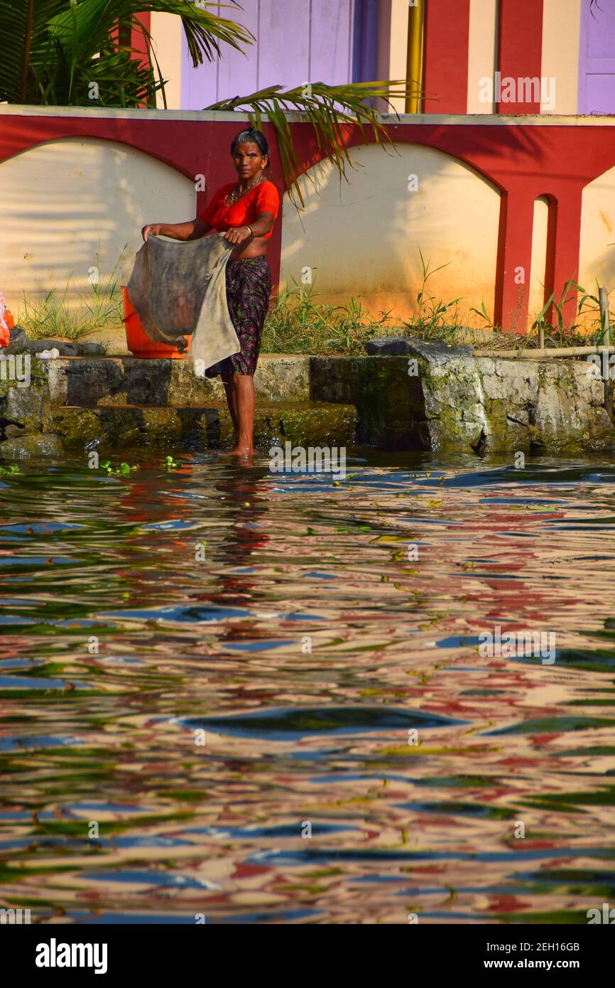 Lavaggio lavanderia, Kerala Backwaters, Kerala, India Foto Stock