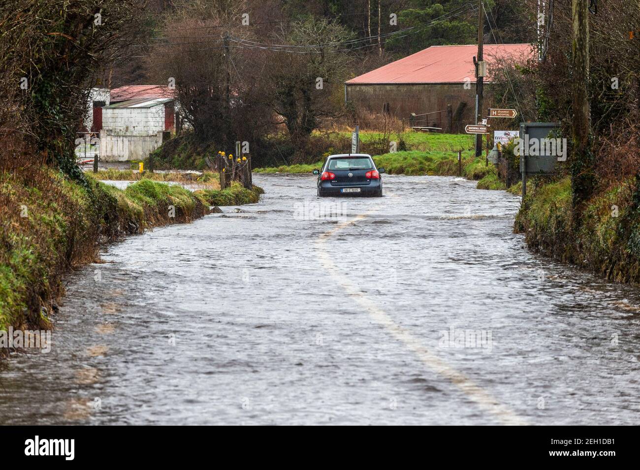 Dunmanway, West Cork, Irlanda. 19 Feb 2021. Molte strade a West Cork sono allagate oggi dopo una notte di pioggia torrenziale. Attualmente è in vigore un avviso di pioggia e vento giallo MET Éireann valido fino alle 16 di oggi. La R587 appena fuori Dunmanway allagò. Questa macchina si è bloccata e ha dovuto essere tirata fuori da un agricoltore locale. Credit: AG News/Alamy Live News Foto Stock