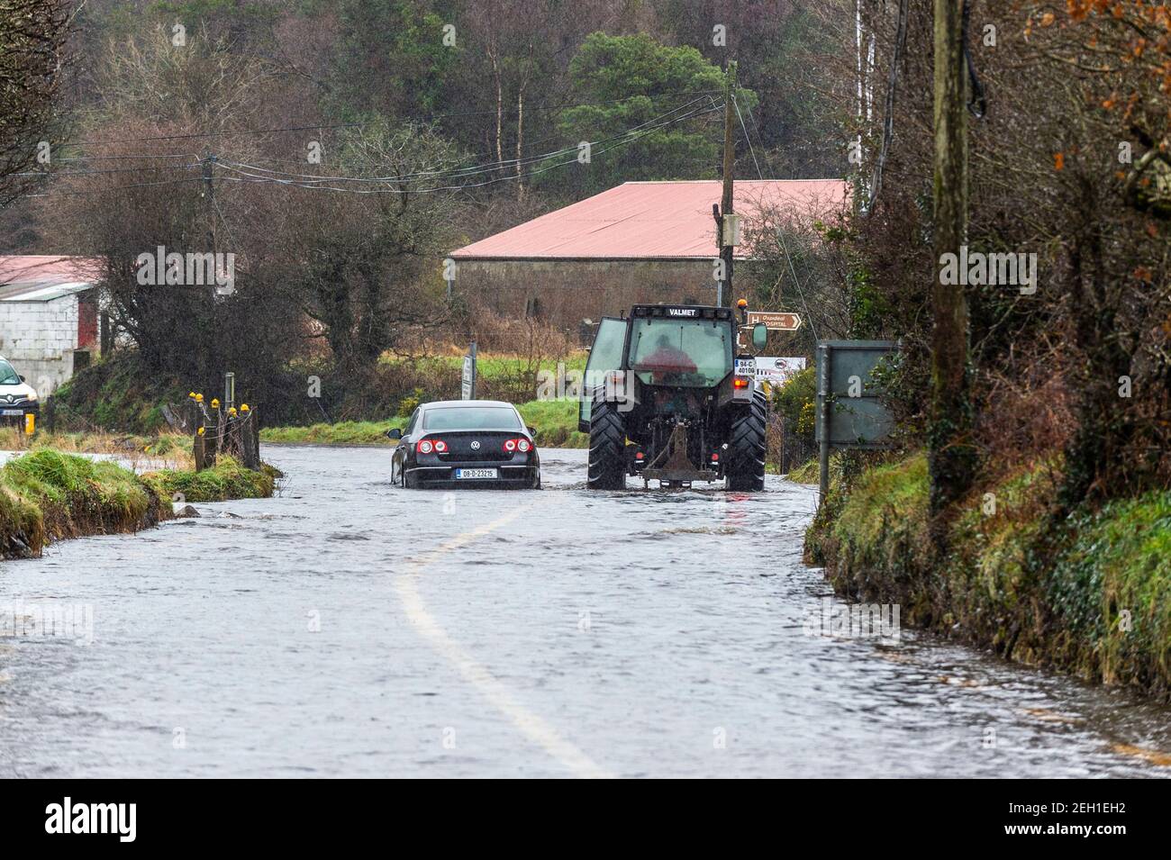 Dunmanway, West Cork, Irlanda. 19 Feb 2021. Molte strade a West Cork sono allagate oggi dopo una notte di pioggia torrenziale. Attualmente è in vigore un avviso di pioggia e vento giallo MET Éireann valido fino alle 16 di oggi. La R587 appena fuori Dunmanway allagò. Questa auto ha guidato attraverso l'alluvione nonostante l'acqua profonda e si è bloccato. Credit: AG News/Alamy Live News Foto Stock