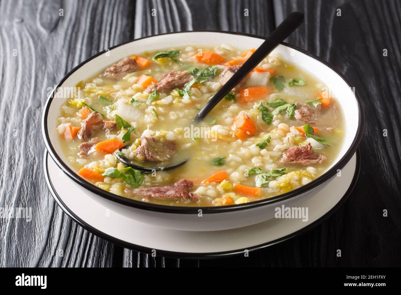 Il brodo Scotch è un tradizionale e sostanzioso primo piano di zuppe scozzesi nel piatto sul tavolo. Orizzontale Foto Stock