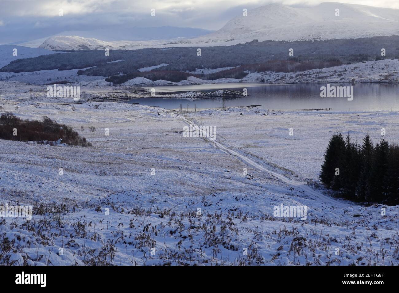 Strada per le isole antica sterrata di bestiame da Rannoch a Loch Ossian e Corrour Station, Scottish Highlands Foto Stock