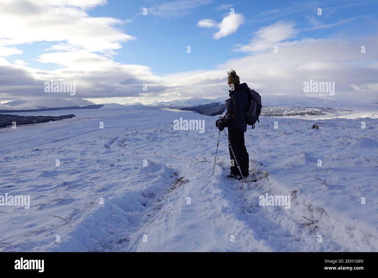 Camminatore femminile che guarda verso Loch Laidon da Sron Smeur in Scottish Highlands vicino alla stazione di Rannoch Foto Stock