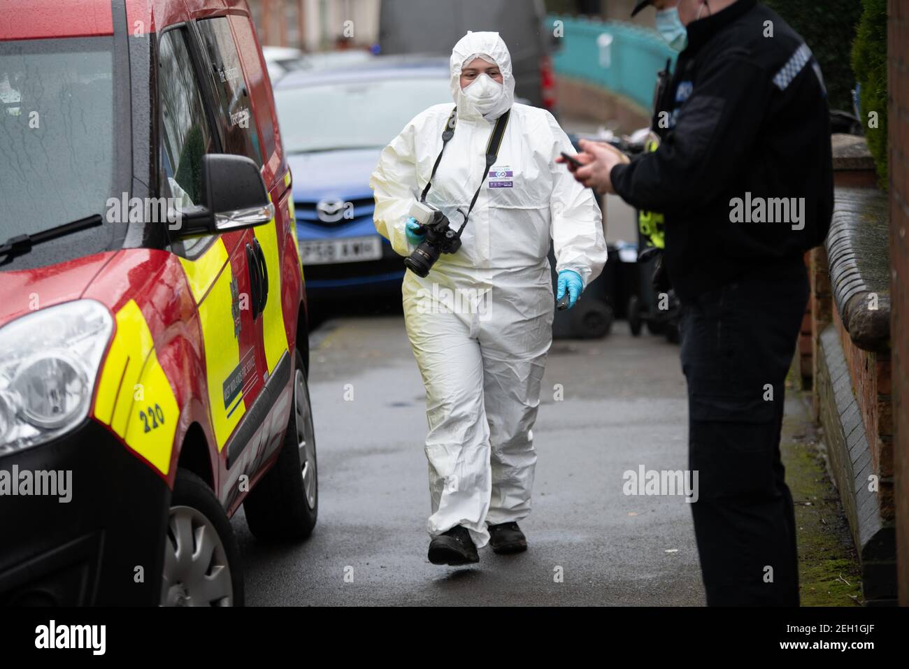 Handsworth, Birmingham, West Midlands, Regno Unito. 19 febbraio 2021: Un uomo è morto dopo una beatola in una proprietà su Church Hill Road intorno alle 5:20 venerdì mattina. Gli ufficiali di Forensics hanno combattuto la casa e una tenda blu rimane fuori della proprietà. Credit: Ryan Underwood / Alamy Live News Foto Stock