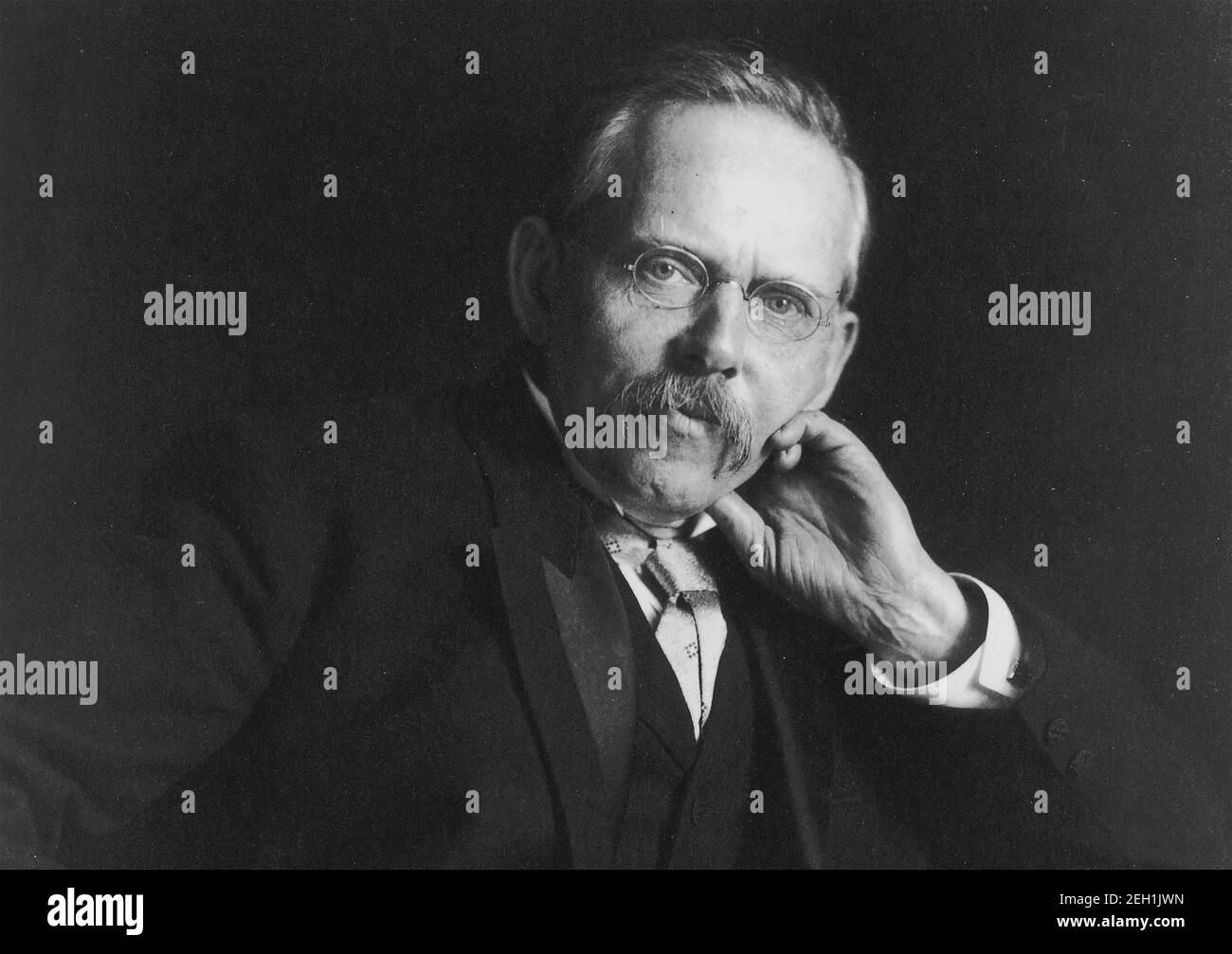 JACOB RIIS (1849-1914) giornalista danese-americano e fotografo di documentari sociali circa 1908. Foto Stock