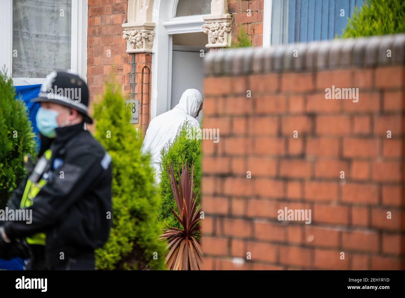 Handsworth, Birmingham, West Midlands, Regno Unito. 19 febbraio 2021: Un uomo è morto dopo una beatola in una proprietà su Church Hill Road intorno alle 5:20 venerdì mattina. Gli ufficiali di Forensics hanno combattuto la casa e una tenda blu rimane fuori della proprietà. Credit: Ryan Underwood / Alamy Live News Foto Stock