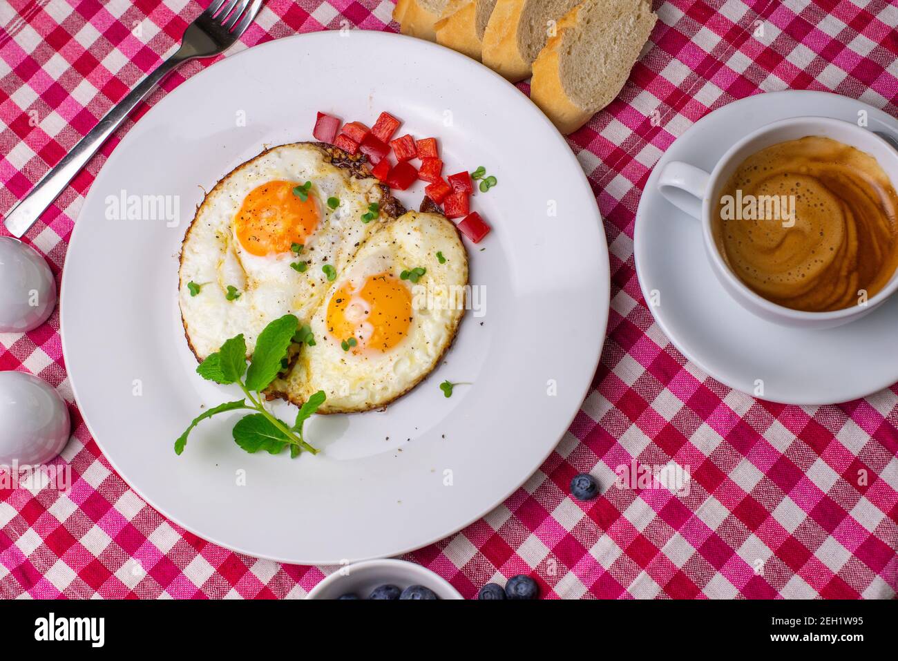 Colazione uova fritte, caffè, pane Foto Stock