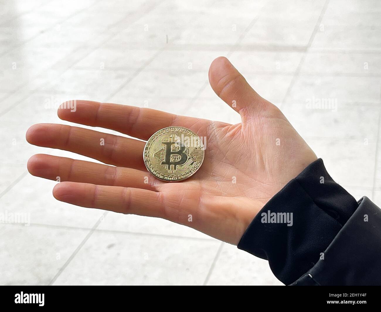 Donna che tiene in mano il simbolo della criptovaluta . Foto Stock