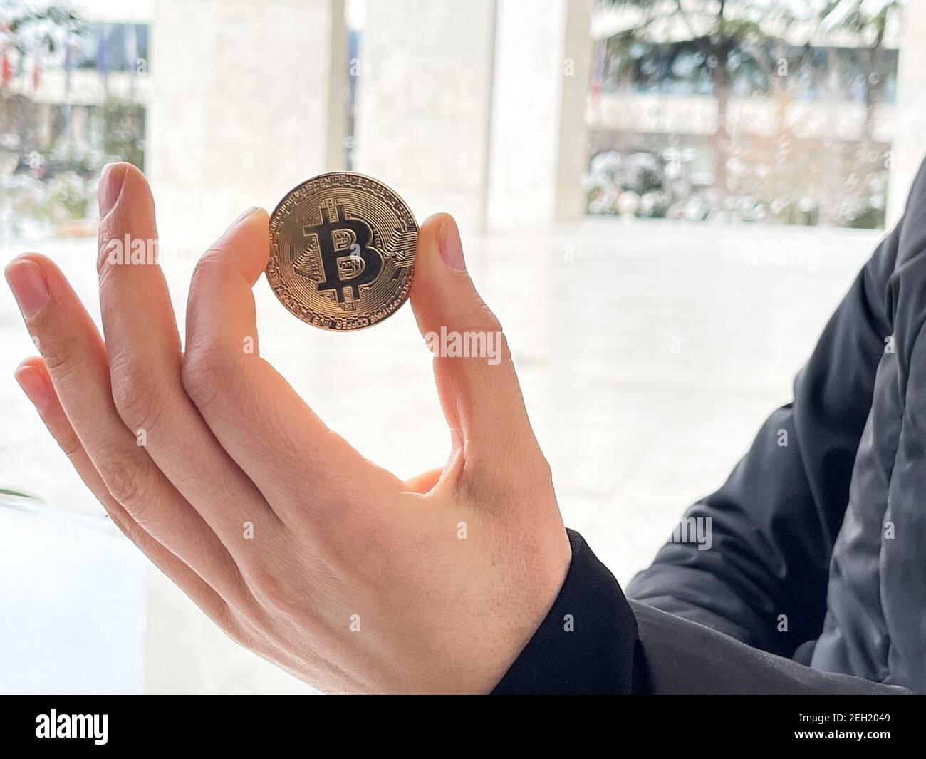 Donna che tiene in mano il simbolo della criptovaluta . Foto Stock