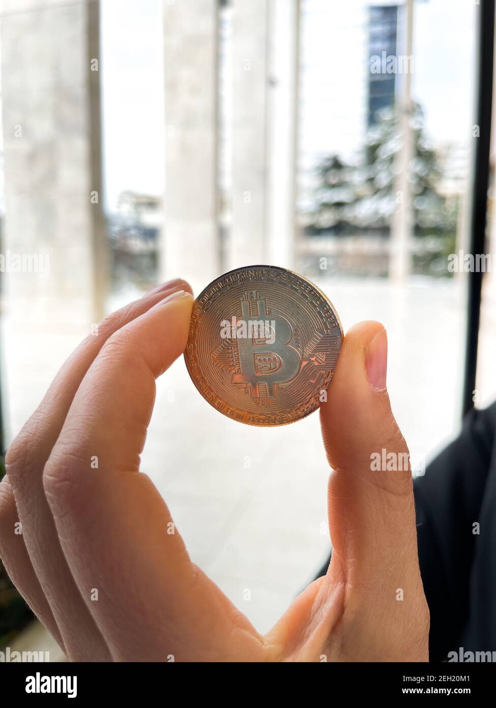 Donna che tiene in mano il simbolo della criptovaluta . Foto Stock