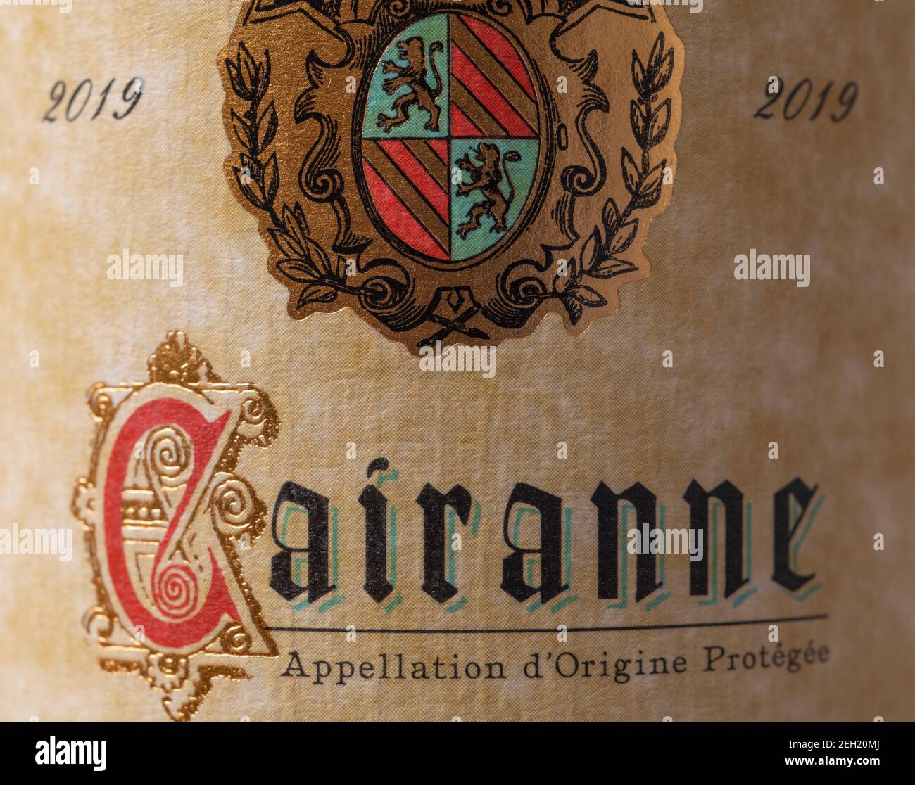 Cairanne 2019 French Southern Rhône Valley vino bottiglia etichetta closeup. Cairanne ha ricevuto lo status di Cru nel 2016. Foto Stock