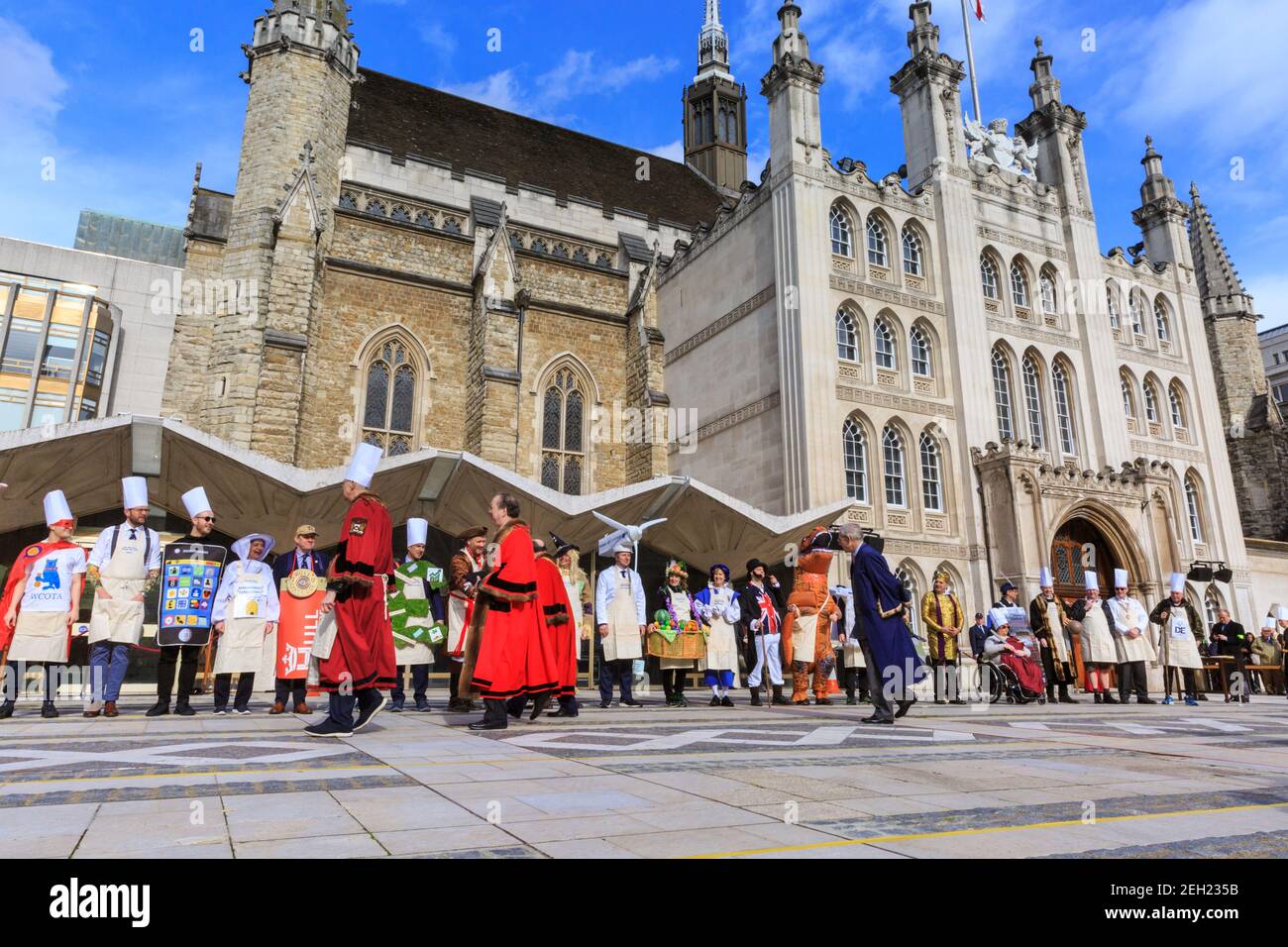 Partecipanti della City of London Worshipful Companies alle corse annuali di frittelle di Shrove Tuesday Inter-Livery, Londra, Regno Unito Foto Stock