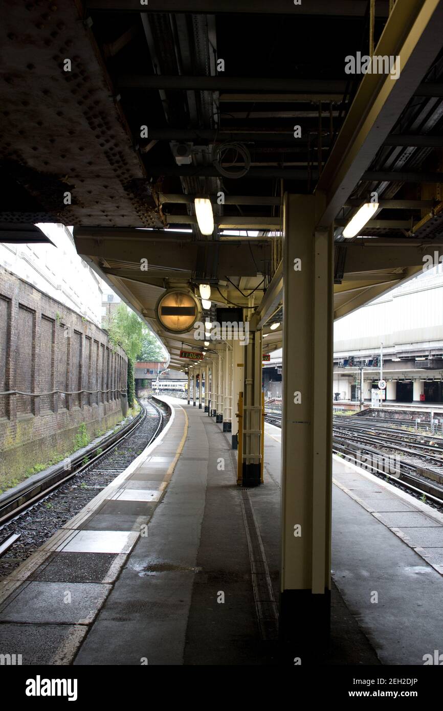 Piattaforme ferroviarie vuote sotto una tettoia al capolinea della ferrovia Victoria a Londra, Inghilterra, regno unito Foto Stock