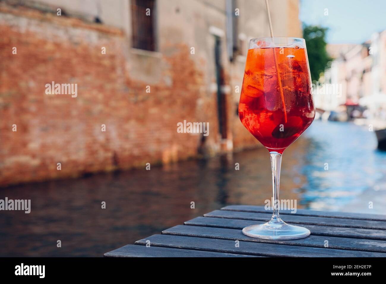 Un bicchiere di Aperol Spritz in un bar in Italia Foto stock - Alamy