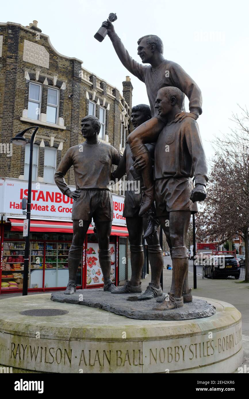 EAST HAM, LONDRA - 19 FEBBRAIO 2021: 1966 World Cup scultura dei campioni nei pressi del vecchio stadio di West Ham United nell'Upton Park. Foto Stock