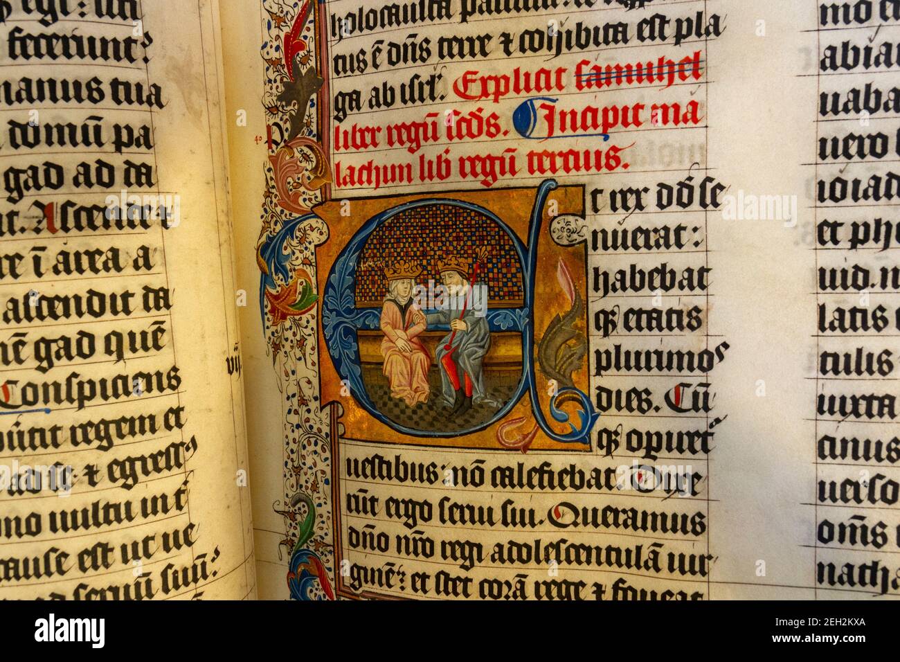 Primo piano di una pagina della Bibbia di Malmesbury, risalente a 600 anni fa, in quattro parti, in mostra all'interno di Malmesbury Abbey, Malmesbury, Wiltshire, Regno Unito. Foto Stock