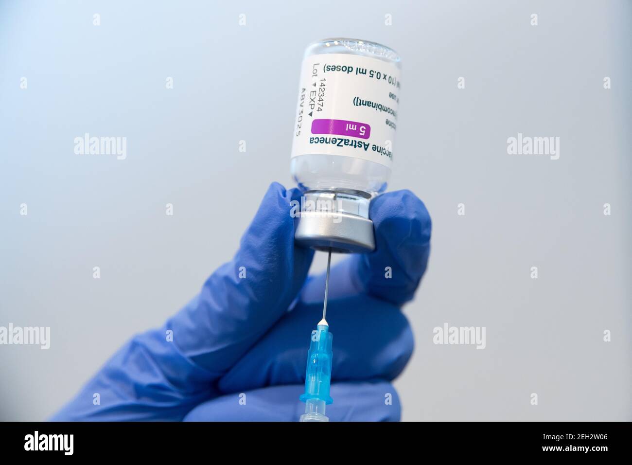 COVID-19 vaccino Oxford-AstraZeneca in Polonia, Febbraio 12h 2021 © Wojciech Strozyk / Alamy Stock Photo Foto Stock