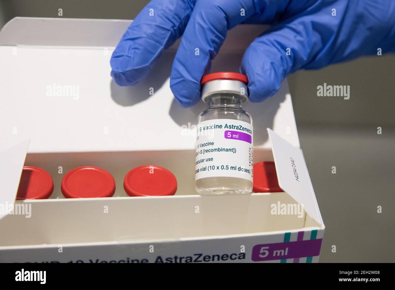 COVID-19 vaccino Oxford-AstraZeneca in Polonia, Febbraio 12h 2021 © Wojciech Strozyk / Alamy Stock Photo Foto Stock