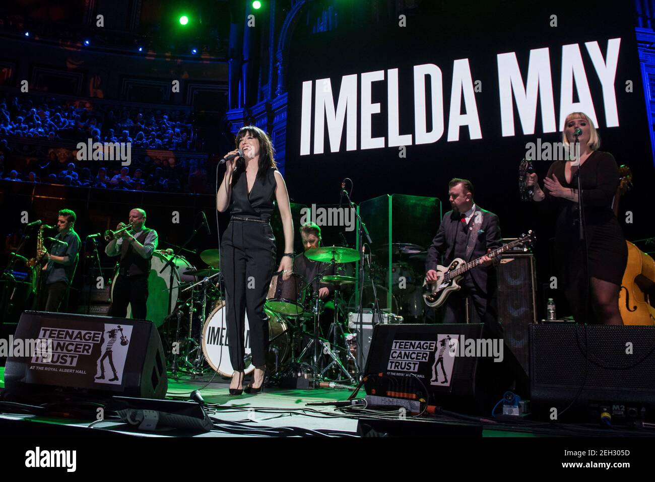 Imelda May si esibisce dal vivo sul palco per la serie annuale di concerti Teenage Cancer Trust presso la Royal Albert Hall di Londra. Data foto: Sabato 1 marzo 2017. Il credito fotografico dovrebbe essere: © DavidJensen Foto Stock