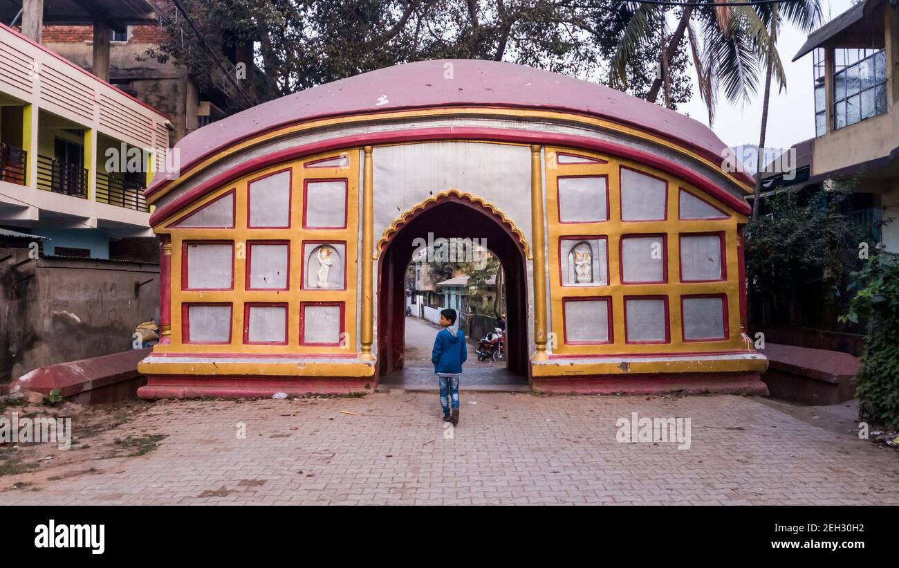 Guwahati, Assam, India - Gennaio 2018: Una colorata porta ad arco nella tradizionale architettura di stile Assamese presso l'antico tempio indù Kamakhaya Foto Stock