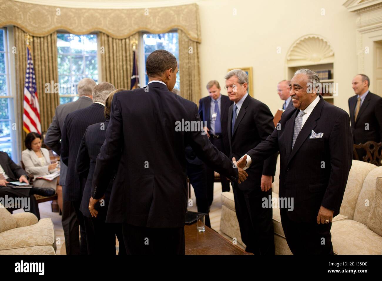 Il presidente Barack Obama scuote la mano del Rep. Charles Rangel (D-NY) ad un incontro con altri membri del Congresso nell'Ufficio ovale, 13 luglio 2008. Foto Stock