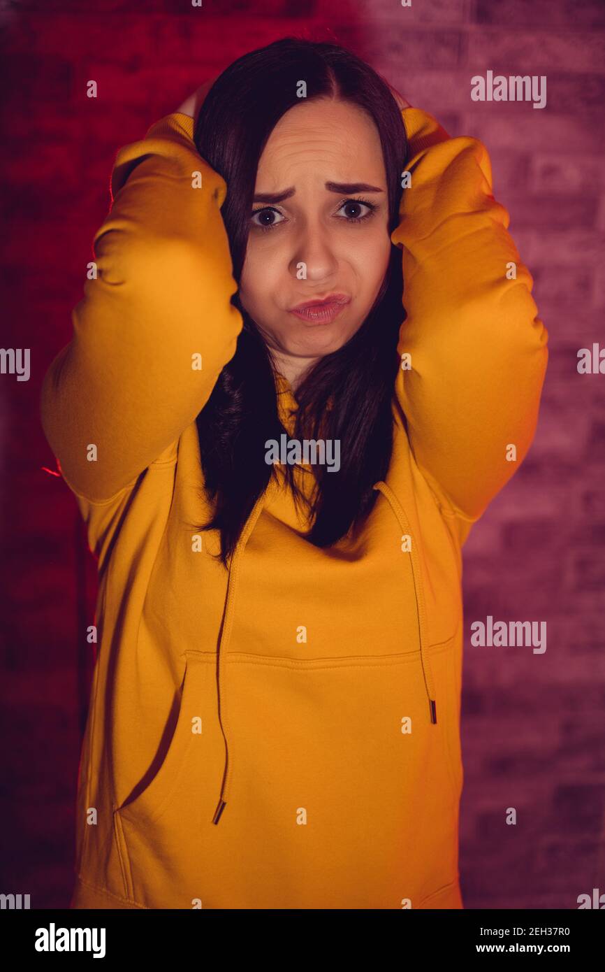 Ritratto di giovane infelice. Primo piano di triste espressione facciale di femmina Foto Stock