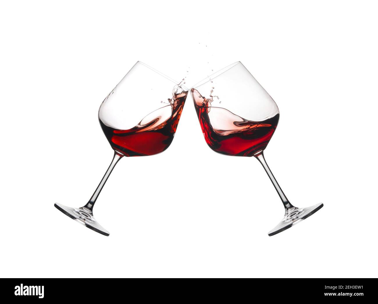 Due bicchieri di vino in toast con spruzzi isolati su sfondo bianco. Foto Stock