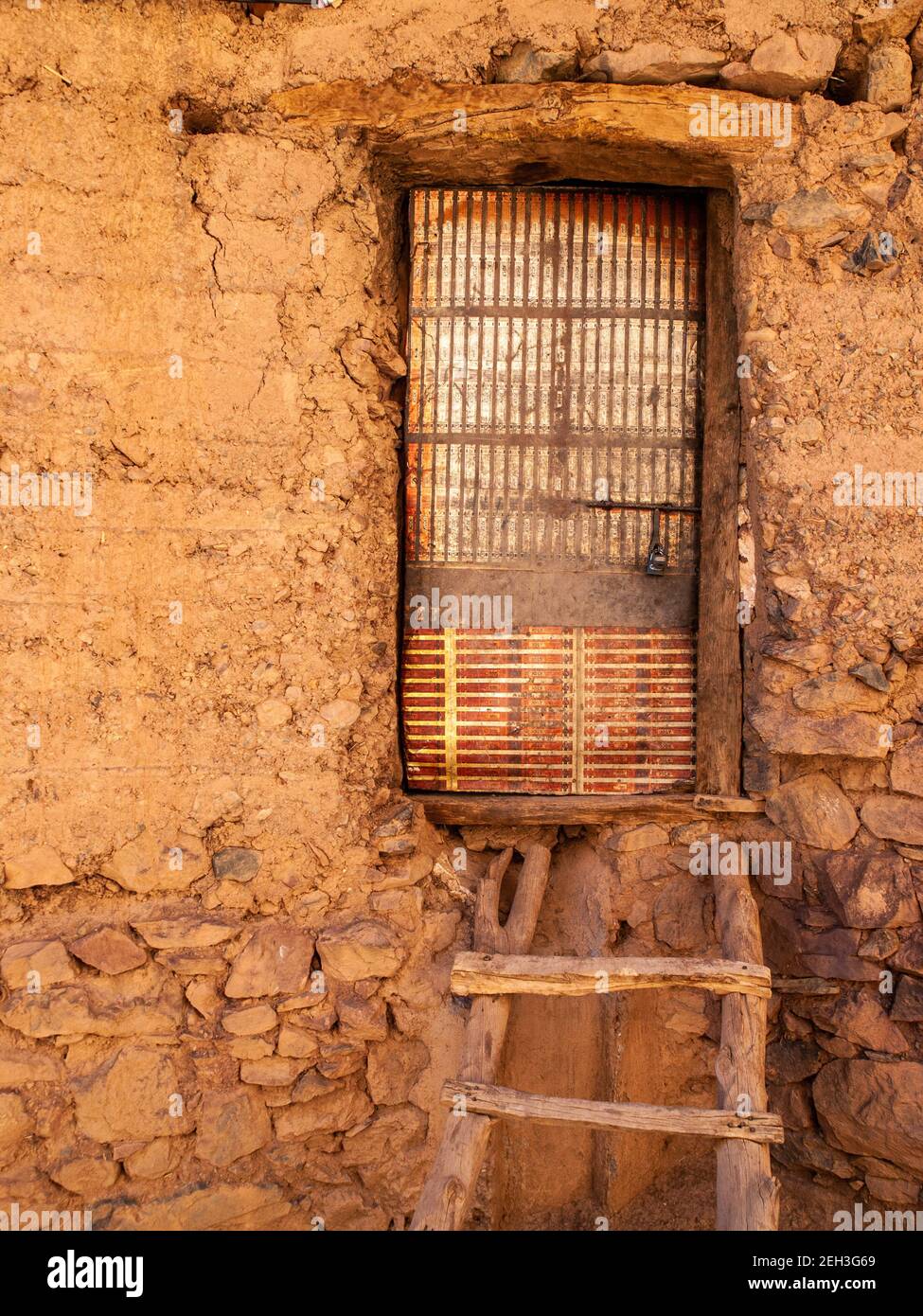 Porta di stagno su un edificio di pise costruito tradizionalmente nel Atlante montagne del Marocco Foto Stock