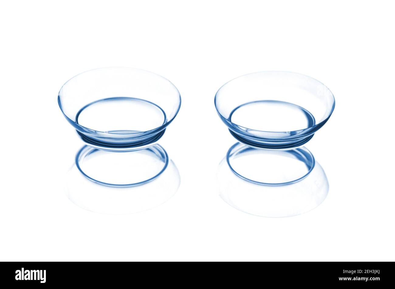 Due lenti a contatto con riflessi, isolate su sfondo bianco Foto Stock