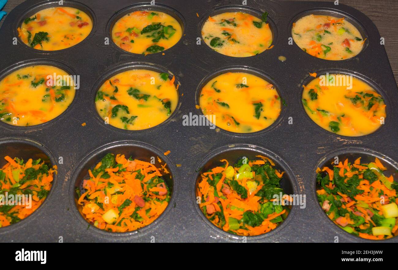Muffin sani di avena vegana, torte di mela e banana in padella d'epoca sfondo tessile grigio Vista dall'alto Foto Stock