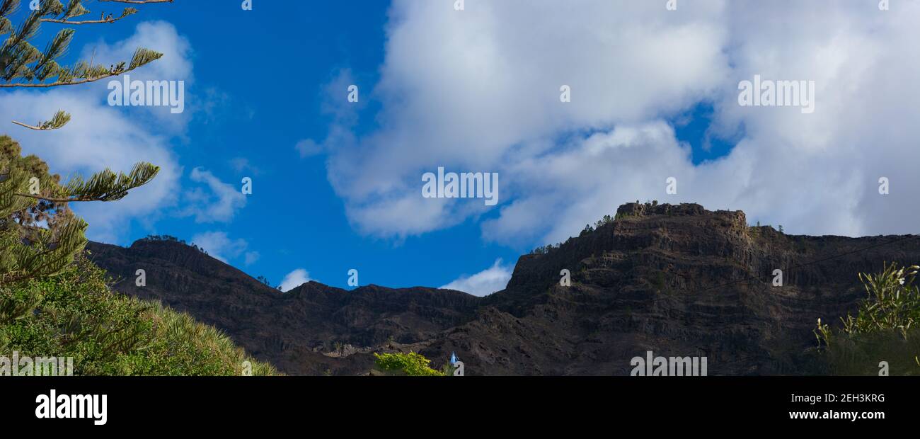 Montagne sulla costa tra Puerto de Mogan e Puerto Rico. Strati di roccia vulcanica. Foto Stock