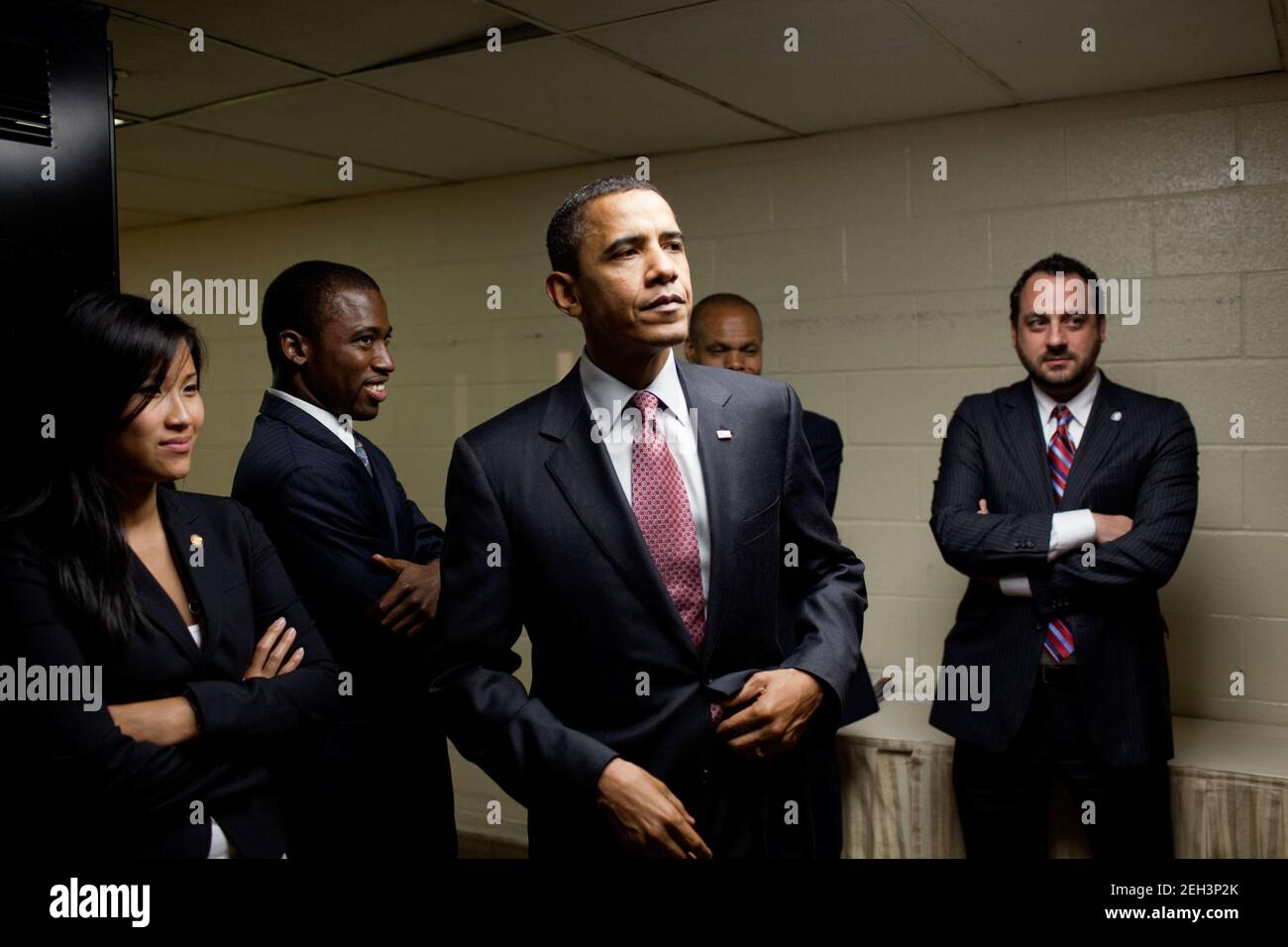 Il presidente Barrack Obama attende il backstage per parlare ad un ricevimento in Tyson's Corner Va., per il candidato gubernatorial Creigh Deeds, 6 agosto 2009. Foto Stock